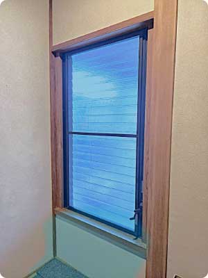 冬の窓の温度変化イメージ画像（築30年のルーバー窓）